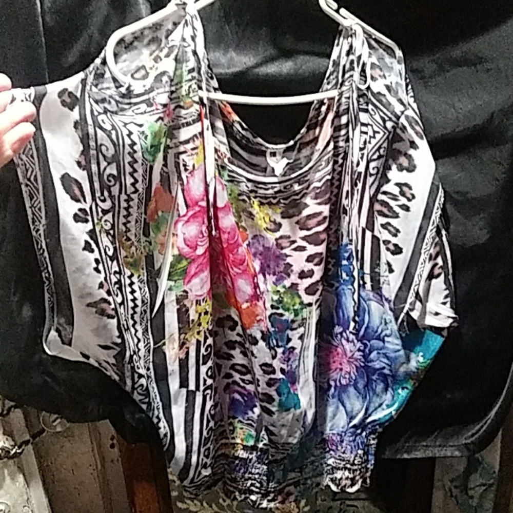 Cute shirt open shoulder